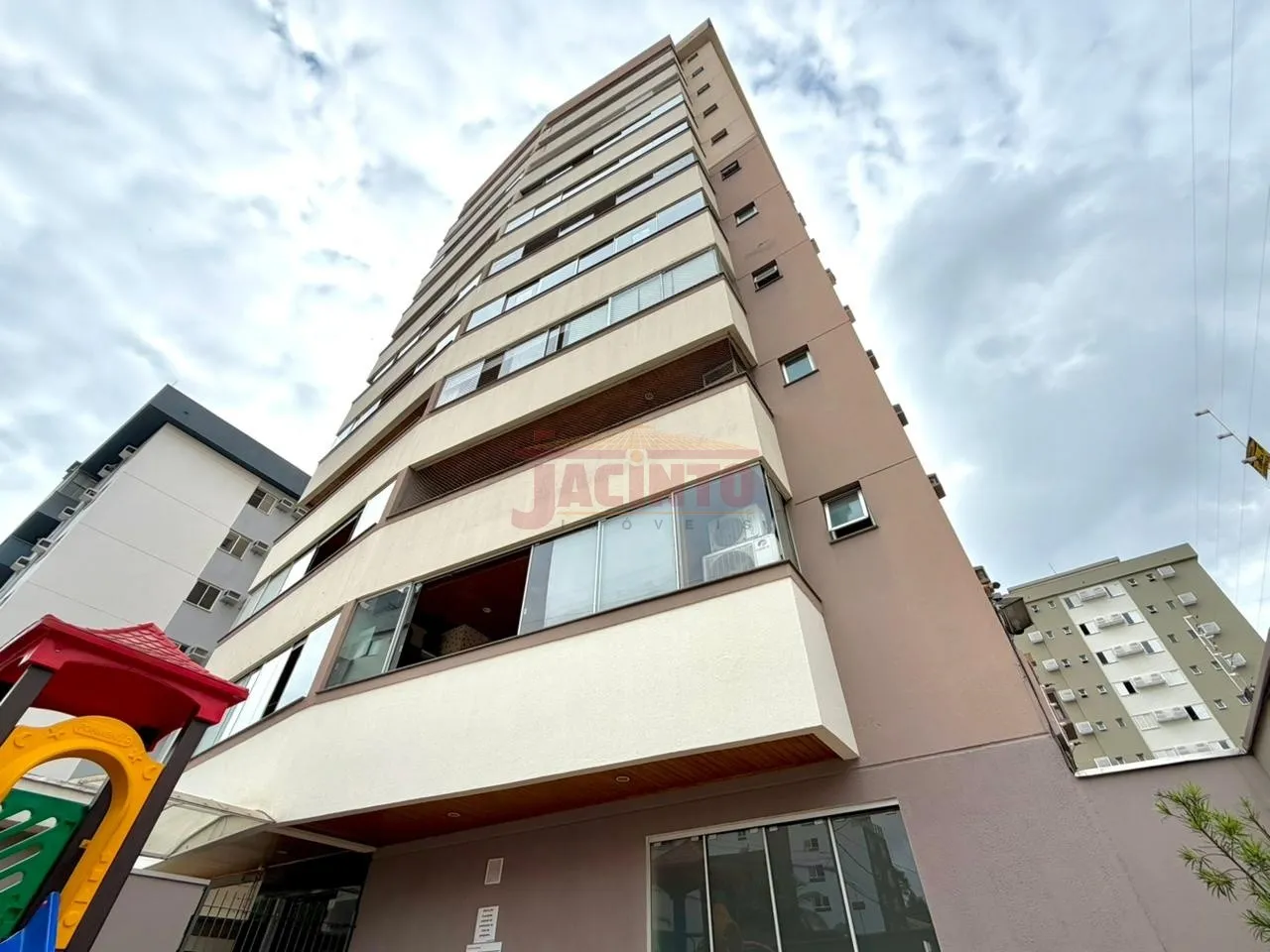 Amplo apartamento de quartos (1 suíte), sacada com churrasqueira, localizado no bairro Vila Nova, Blumenau/SC. — foto 2