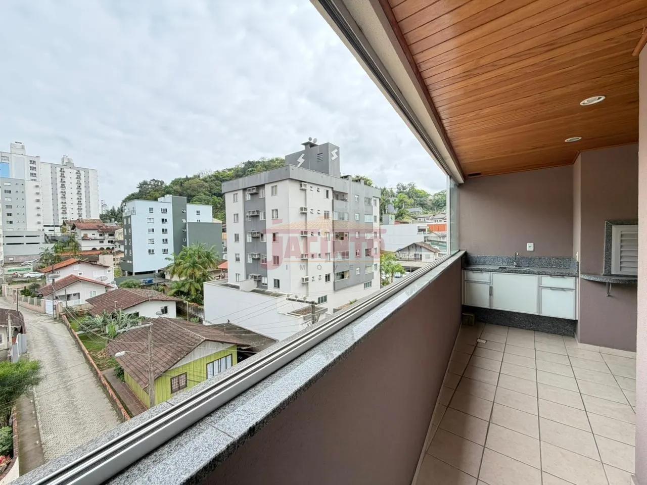 Amplo apartamento de quartos (1 suíte), sacada com churrasqueira, localizado no bairro Vila Nova, Blumenau/SC. — foto 5