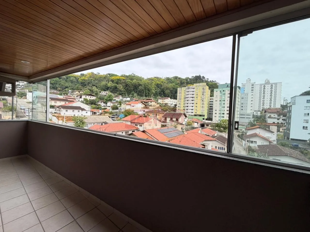 Amplo apartamento de quartos (1 suíte), sacada com churrasqueira, localizado no bairro Vila Nova, Blumenau/SC. — foto 7