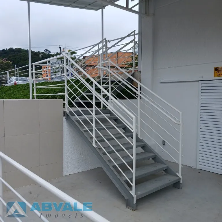 SALA TERRÉA - PAVIMENTO SUB SOLO no BAIRRO GARCIA, com 2 Banheiros. Localização estratégica próximo à Cooper, Farmácia Panvel e Colégio Santos Dumont. Agende sua visita — foto 2