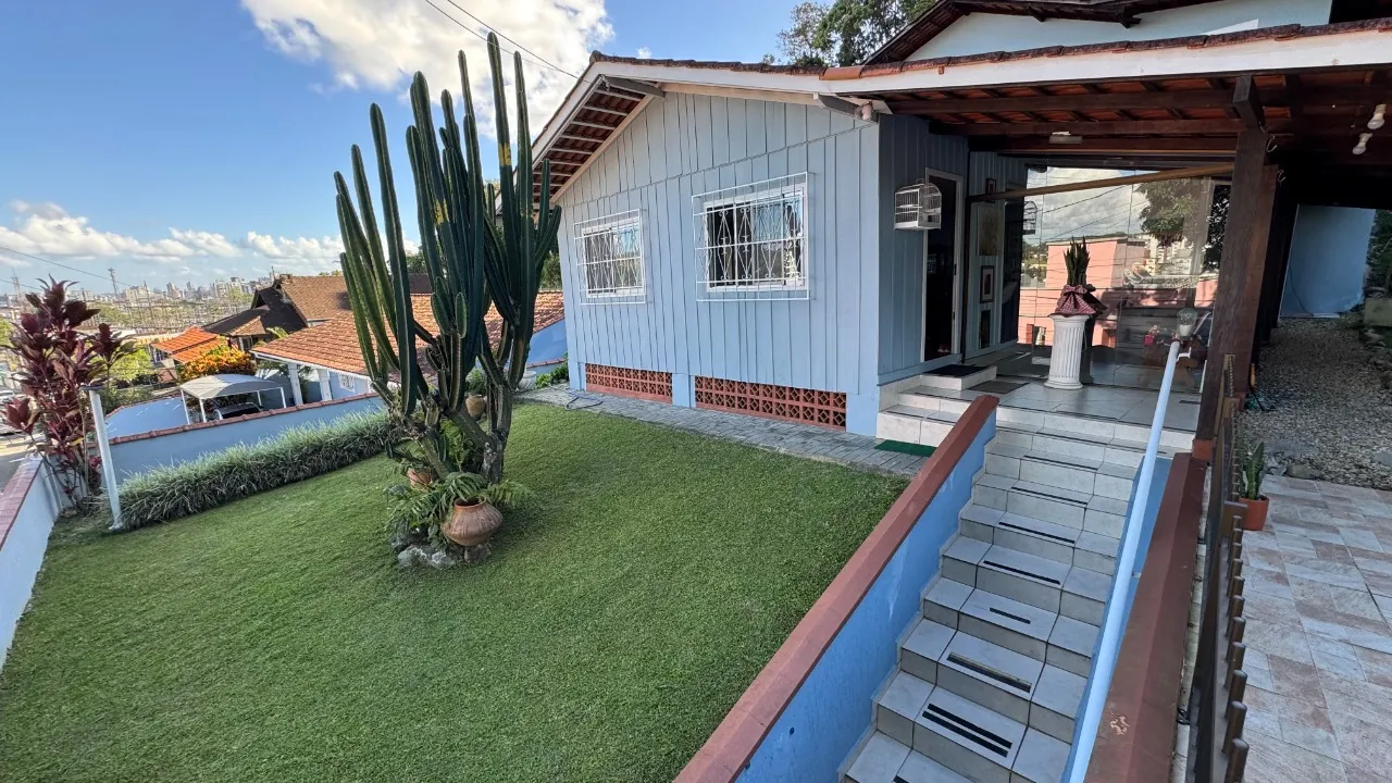 Casa com 1 suíte e 3 quartos à venda no bairro Santo Antônio em Joinville-SC por R$750.000,00. - foto 1