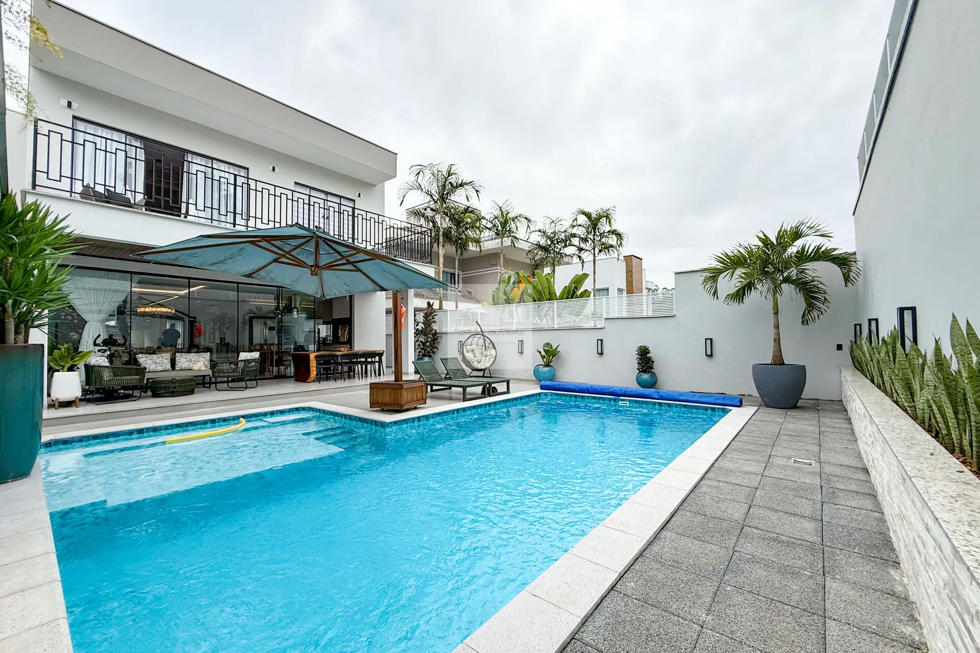 Linda casa nova mobiliada no Condomínio Golden Park em Blumenau-SC — foto 2