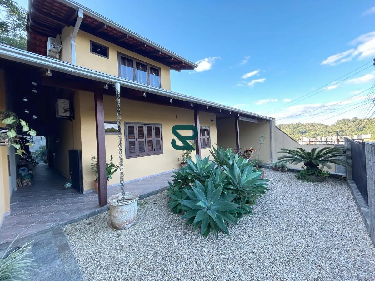 CASA COM AMPLO TERRENO! - foto 1