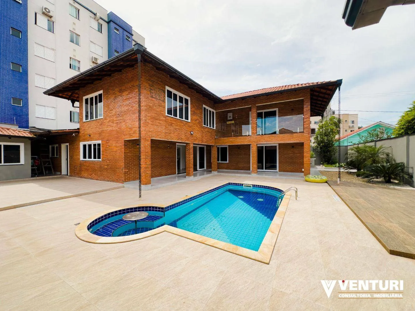 Casa com 4 dormitórios à venda, sendo 2 suítes com 370 m por R$ 1.950.000 - Garcia - Blumenau/SC - foto 1