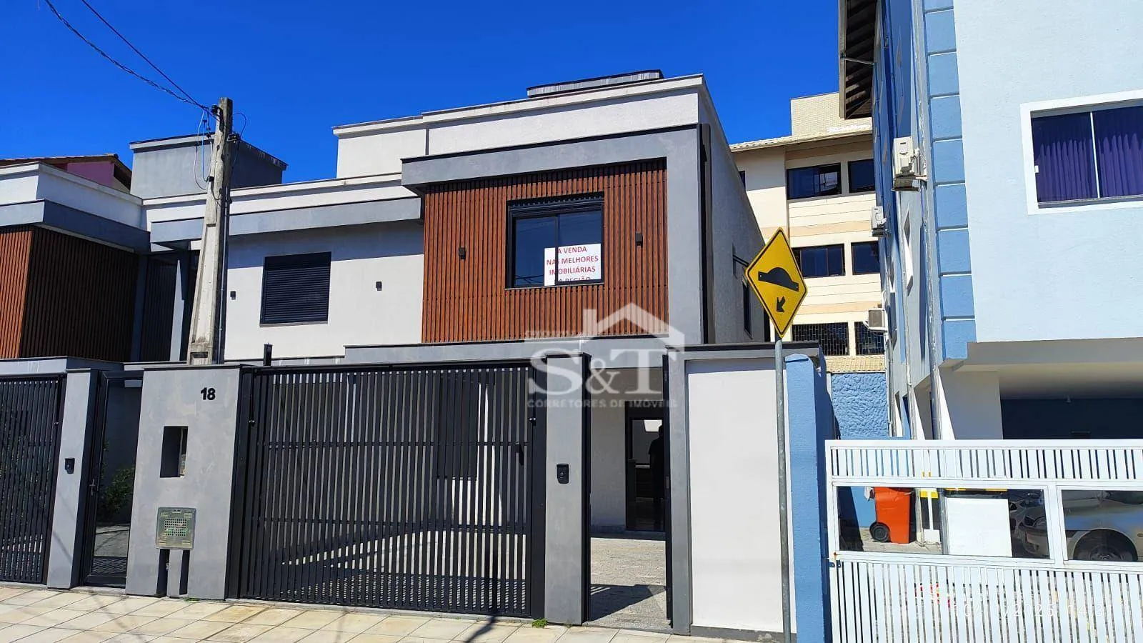 Sobrado semimobiliado, 3 suítes, à 150m do centrinho dos Ingleses e 500m da praia! — foto 3