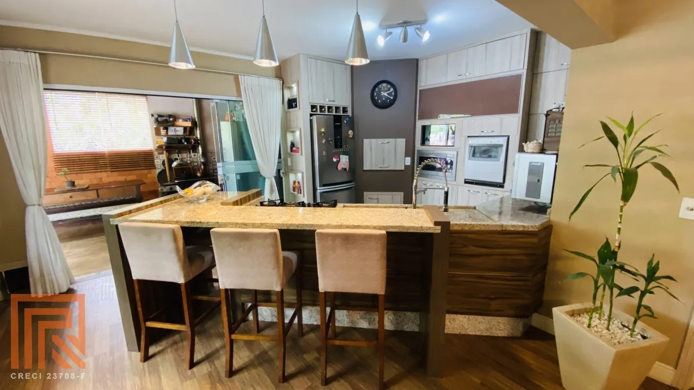 Casa térrea com piscina na transversal da rua Humberto De Campos!!! — foto 3