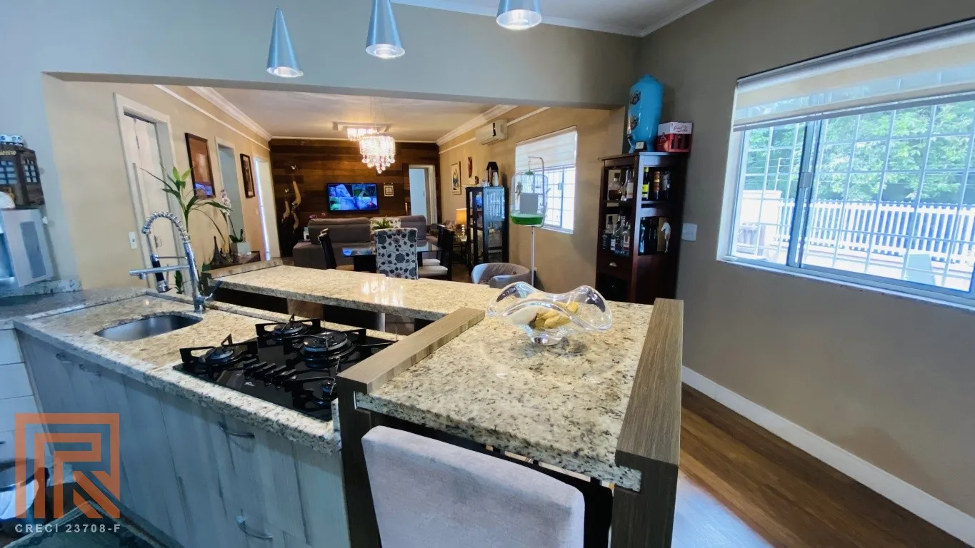 Casa térrea com piscina na transversal da rua Humberto De Campos!!! — foto 4