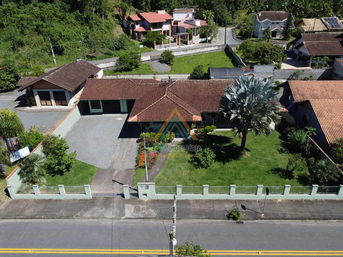 Casa de Alvenaria com 230,04m, no centro da cidade de Pomerode, edificada num Terreno de 960,00m. - foto 1