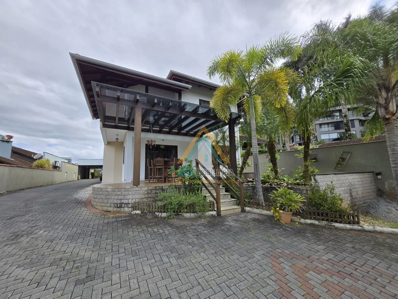 Casa de Alvenaria no Centro da cidade de Pomerode, com 406,00m de Área construída e edificada em um Terreno com 1.250,50m. - foto 1