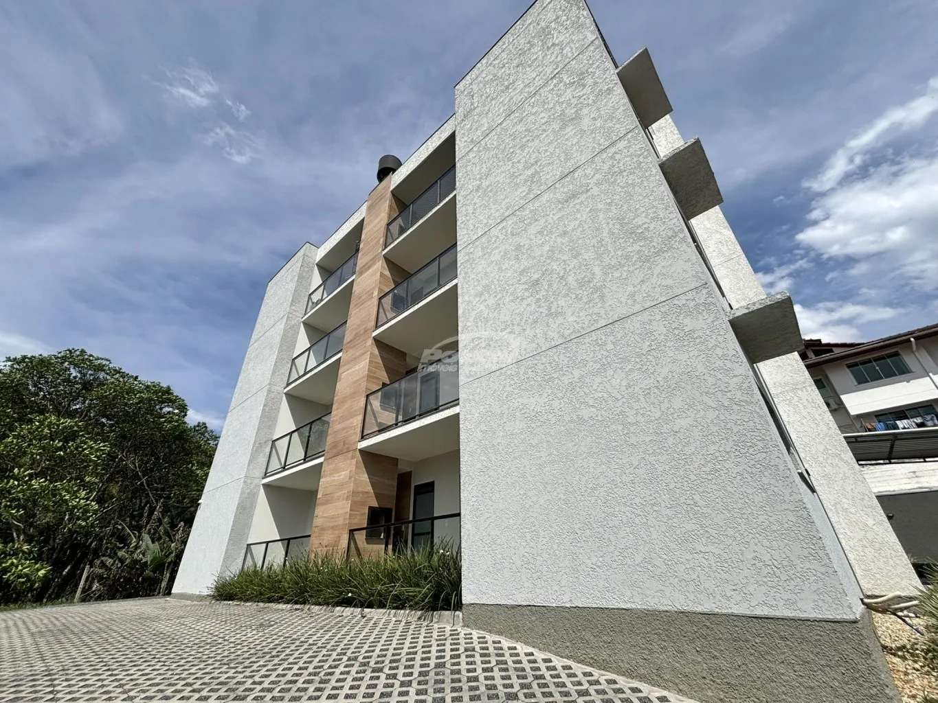 Apartamentos de 60m com excelente padrão de acabamento! Com 02 dormitórios, sendo 01 suíte, sala de estar com sacada com churrasqueira, cozinha e sala de jantar conjugadas, banheiro social, area de serviço e 01 vaga coberta. - foto 1