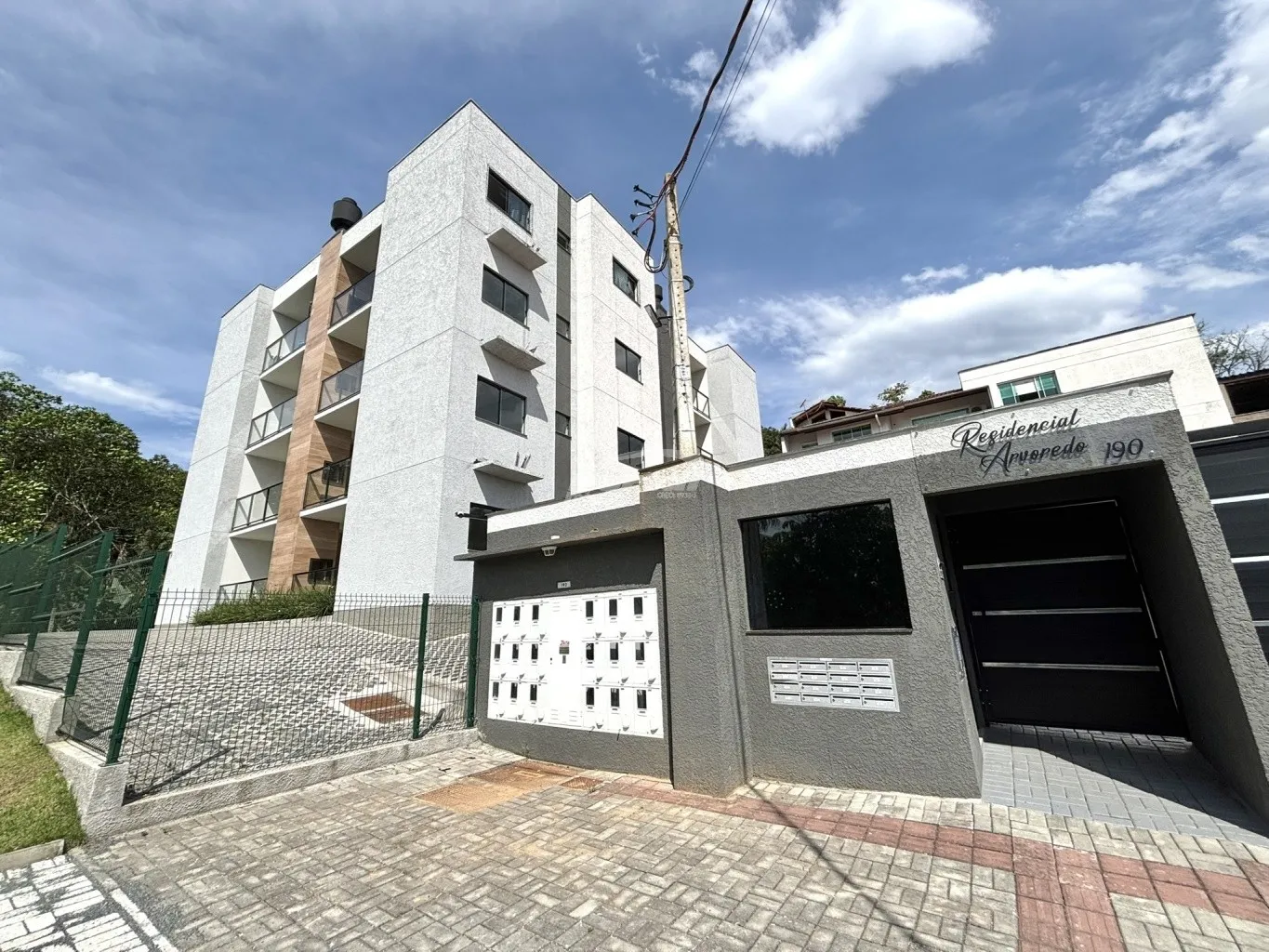 Apartamentos de 60m com excelente padrão de acabamento! Com 02 dormitórios, sendo 01 suíte, sala de estar com sacada com churrasqueira, cozinha e sala de jantar conjugadas, banheiro social, area de serviço e 01 vaga coberta. — foto 2