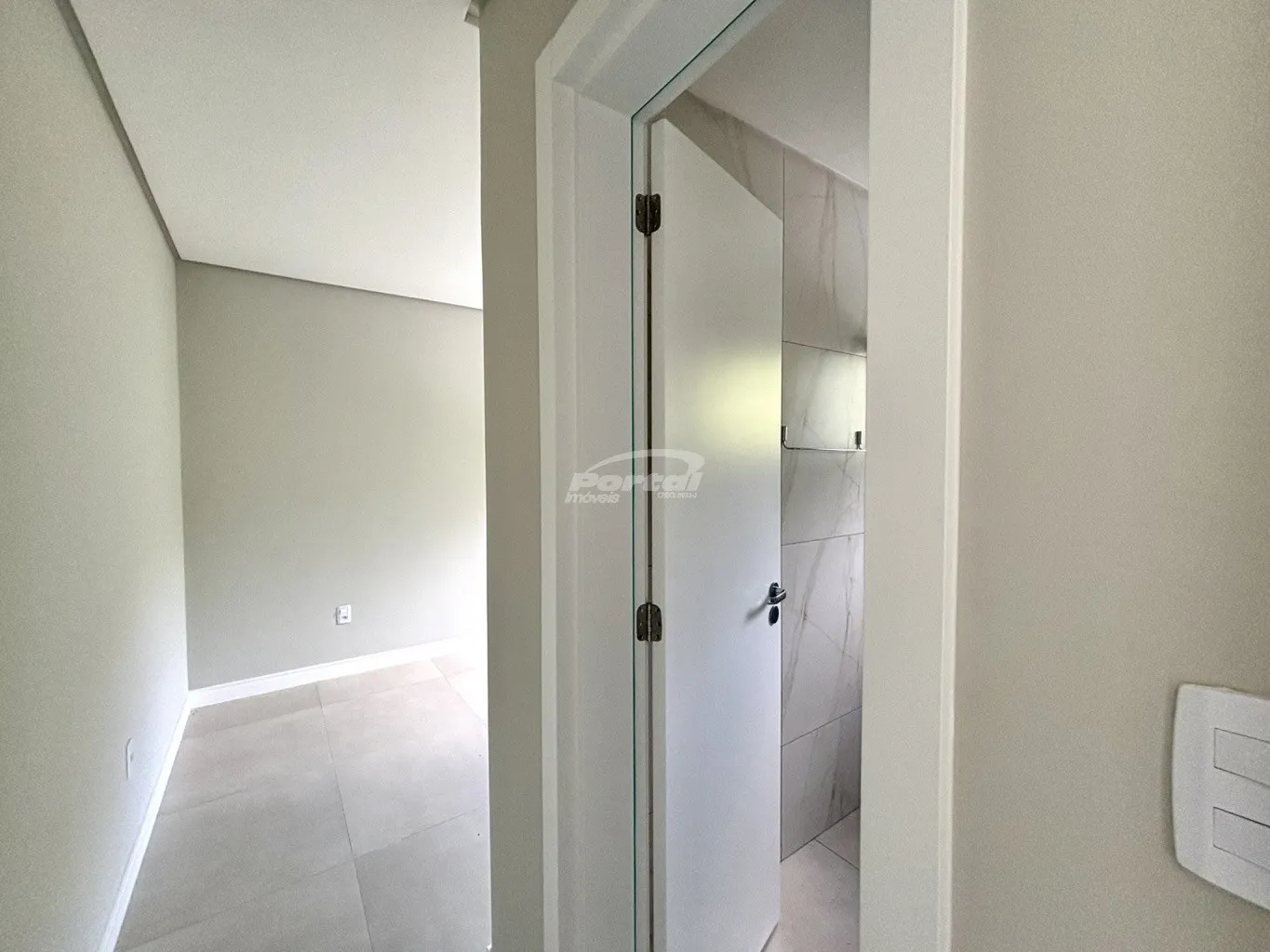 Apartamentos de 60m com excelente padrão de acabamento! Com 02 dormitórios, sendo 01 suíte, sala de estar com sacada com churrasqueira, cozinha e sala de jantar conjugadas, banheiro social, area de serviço e 01 vaga coberta. — foto 3