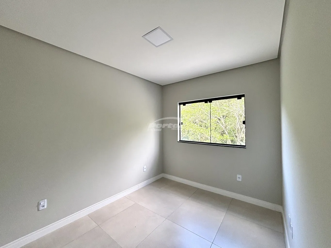 Apartamentos de 60m com excelente padrão de acabamento! Com 02 dormitórios, sendo 01 suíte, sala de estar com sacada com churrasqueira, cozinha e sala de jantar conjugadas, banheiro social, area de serviço e 01 vaga coberta. — foto 4