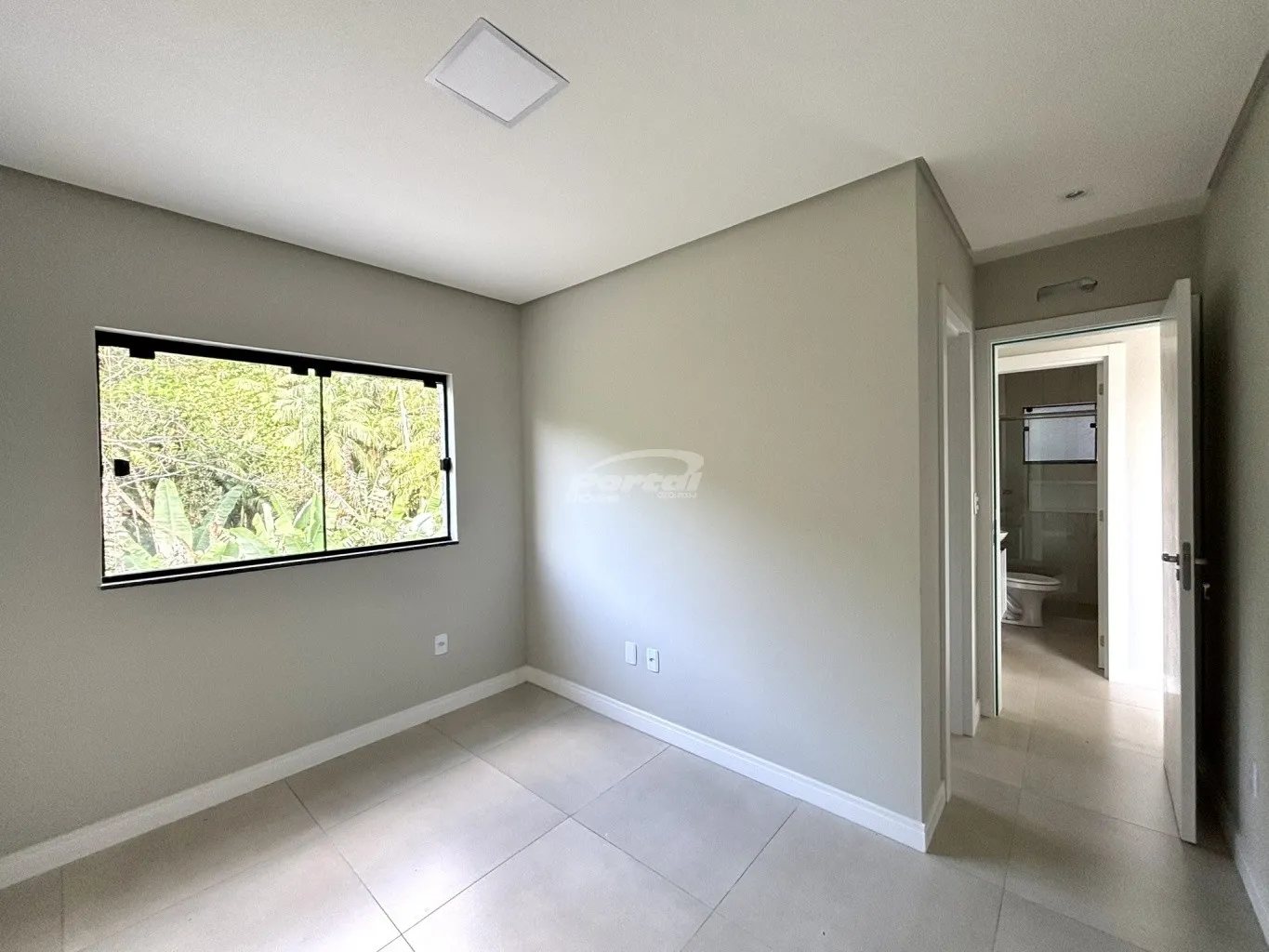 Apartamentos de 60m com excelente padrão de acabamento! Com 02 dormitórios, sendo 01 suíte, sala de estar com sacada com churrasqueira, cozinha e sala de jantar conjugadas, banheiro social, area de serviço e 01 vaga coberta. — foto 5