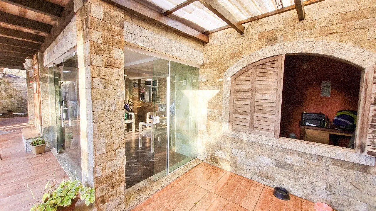 Casa com 1 suíte e 3 quartos à venda no bairro Centro em Barra Velha-SC por R$960.000,00. — foto 2