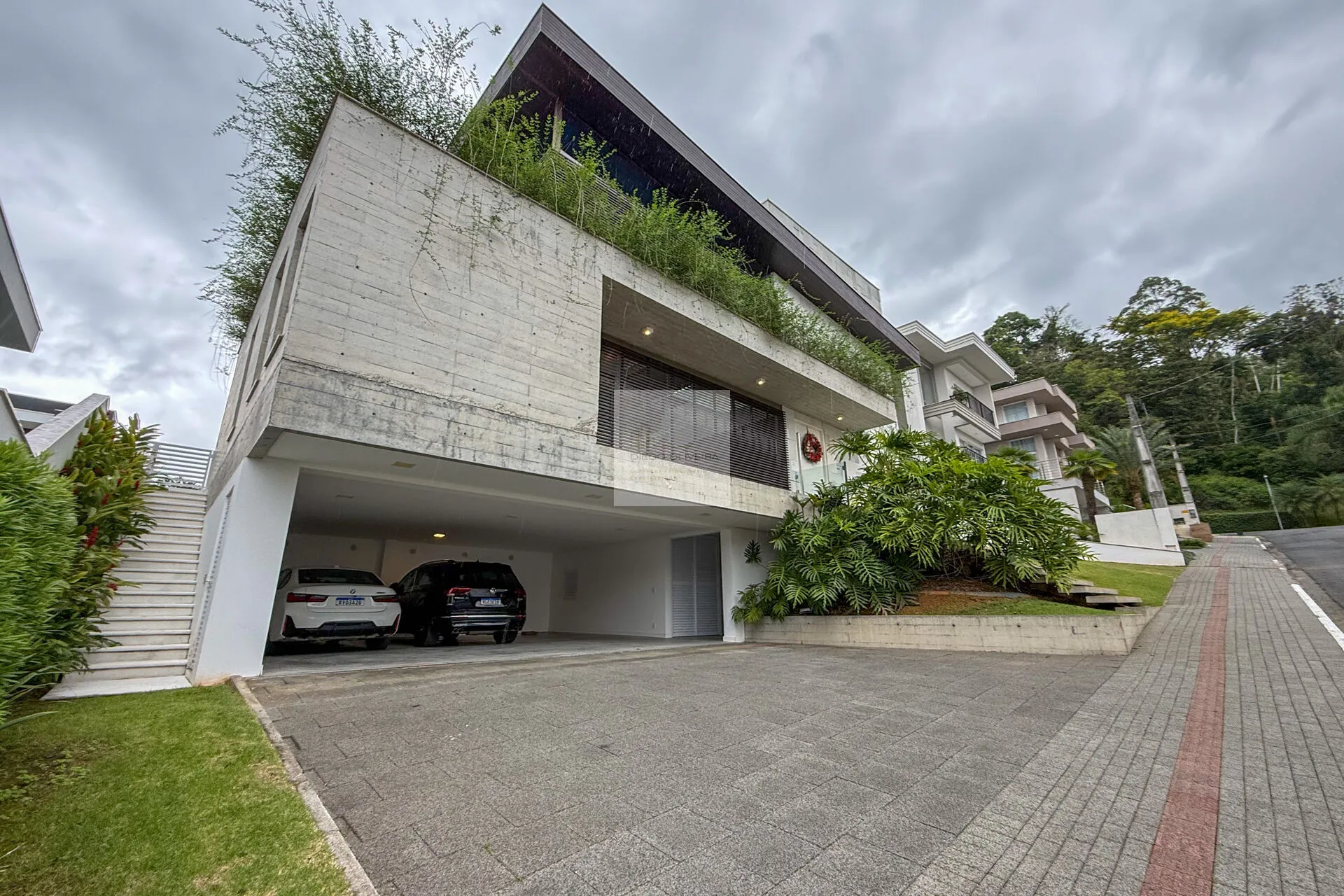 Linda casa mobiliada com 4 suítes no golden park em Blumenau-SC - foto 1