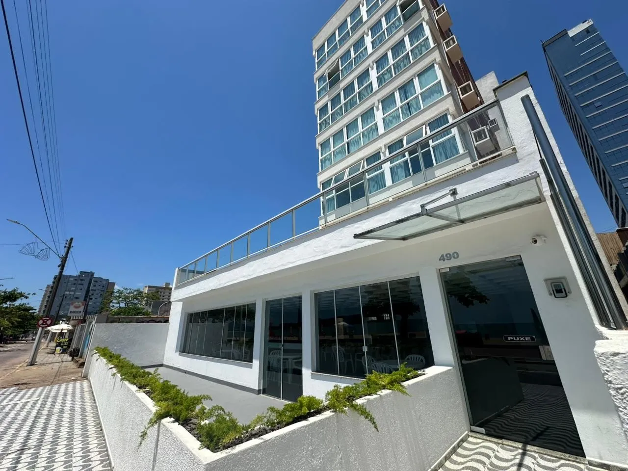 Apartamento frente mar disponível para locação no bairro Centro, em Balneário Piçarras/SC. Cód. 22446 - foto 1