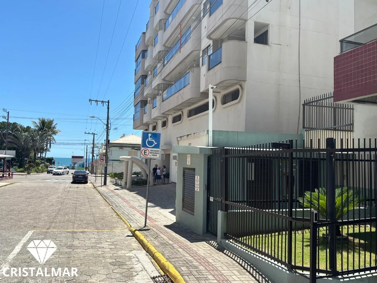 Apartamento segundo piso frente rua 3 Dormitórios 80 metros da Praia Bombas Bomb - foto 1