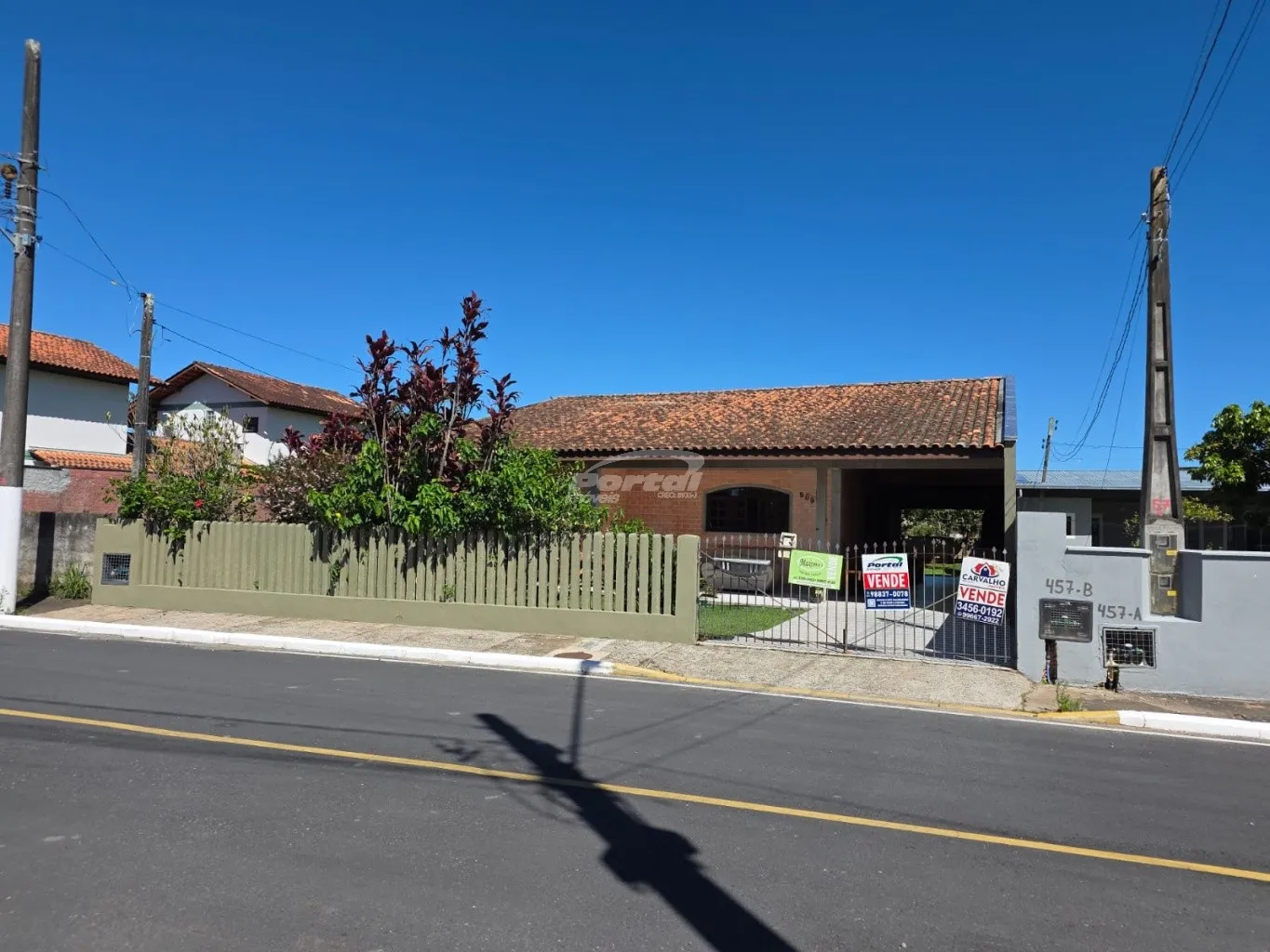 Excelente casa térrea com 145 metros averbados, sendo duas suítes, com excelente terreno mediando 325 metros (13x25) no centro do Balneário de Piçarras para venda! - foto 1