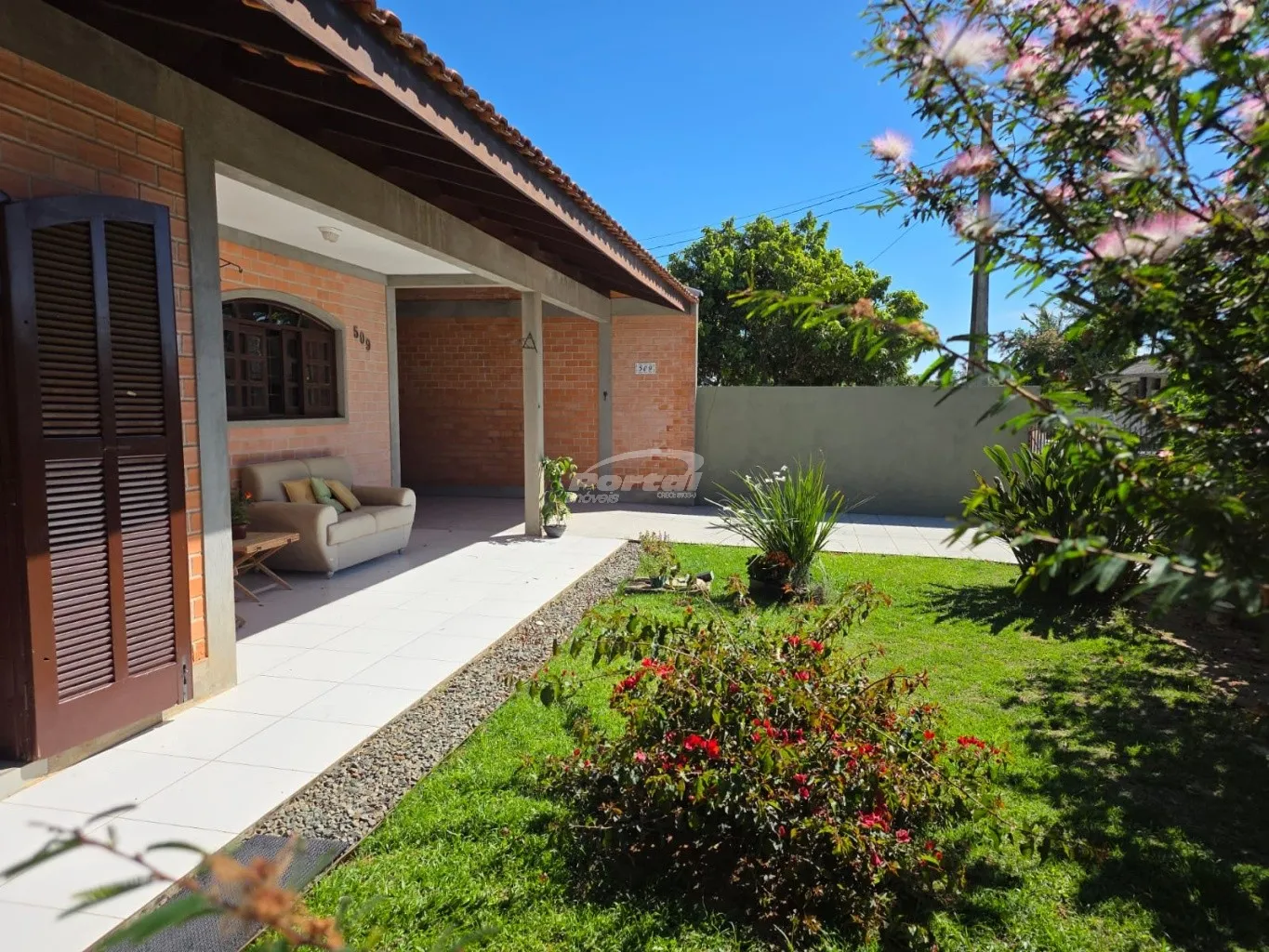 Excelente casa térrea com 145 metros averbados, sendo duas suítes, com excelente terreno mediando 325 metros (13x25) no centro do Balneário de Piçarras para venda! — foto 2