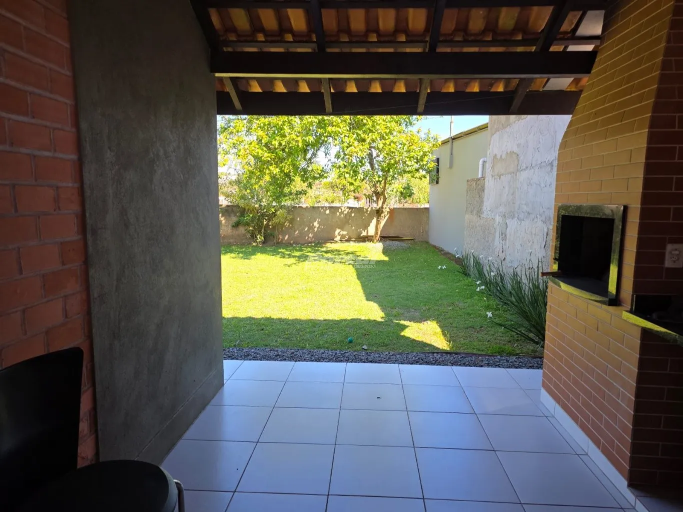 Excelente casa térrea com 145 metros averbados, sendo duas suítes, com excelente terreno mediando 325 metros (13x25) no centro do Balneário de Piçarras para venda! — foto 4