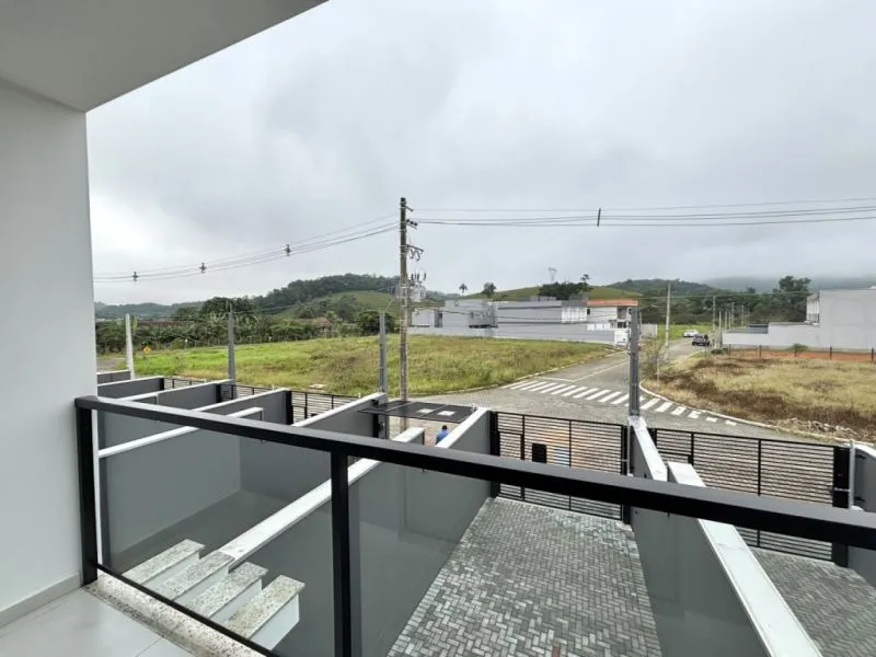 Imovel amplo com 100m, contendo 02 dormitórios, sendo 01 com sacada, sala de estar, cozinha e sala de jantar conjugados, banheiro social, lavabo, área de serviço, 02 vagas de garagem com portão eletrônico e amplo quintal na frente e fundos. Aceita pet! - foto 1