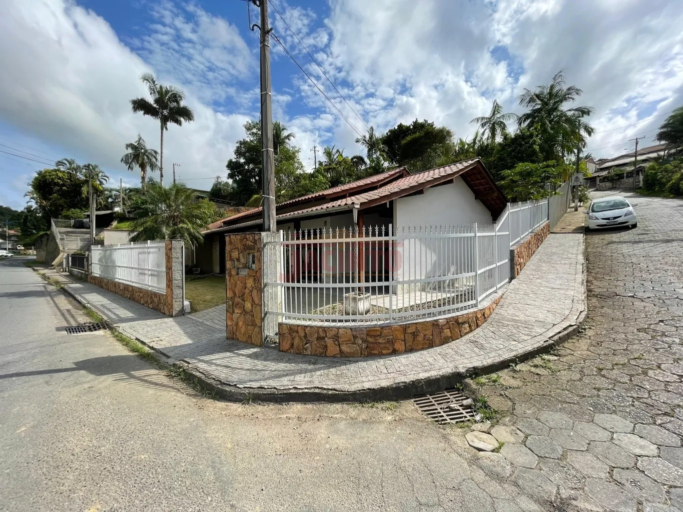 Casa com 3 dormitórios sendo 1 suíte no bairro Fortaleza. - foto 1