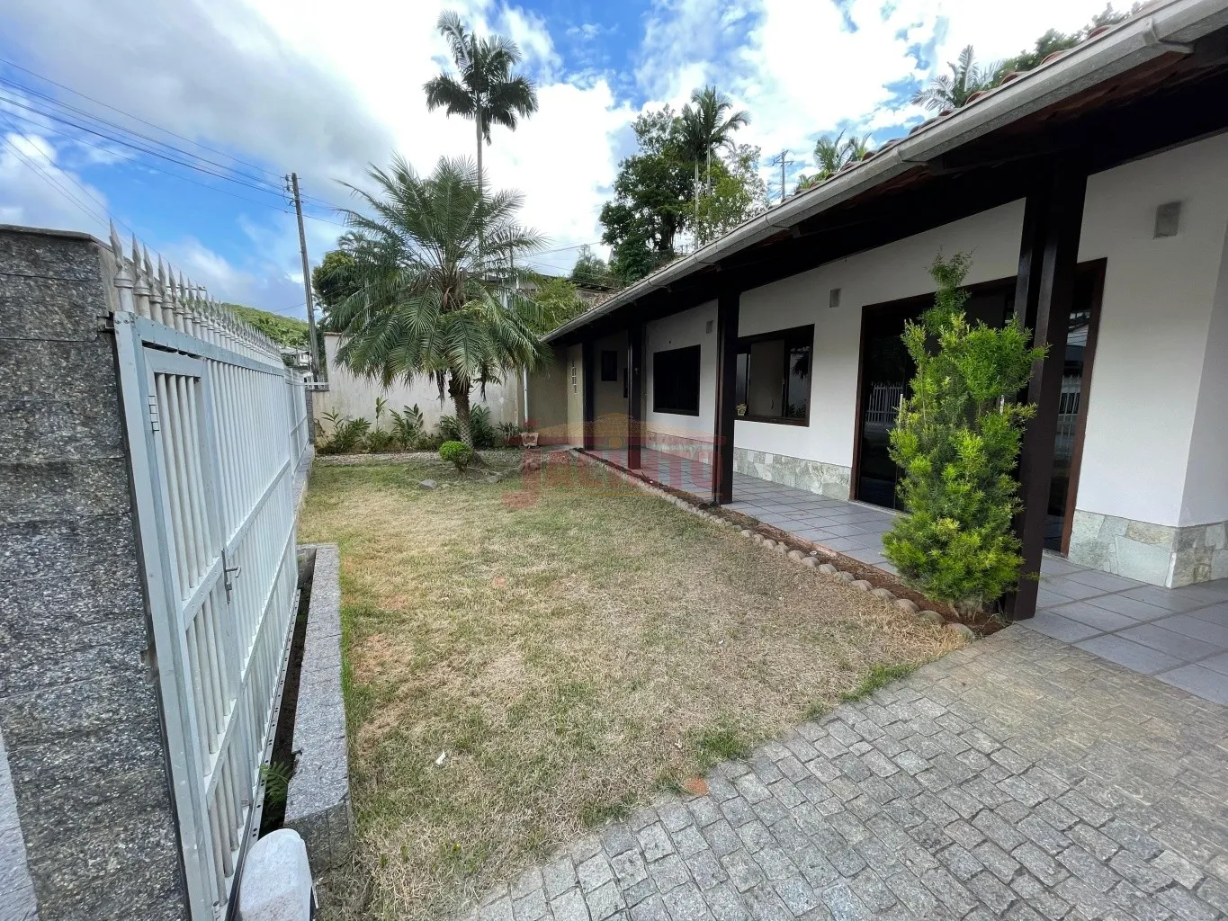 Casa com 3 dormitórios sendo 1 suíte no bairro Fortaleza. — foto 2