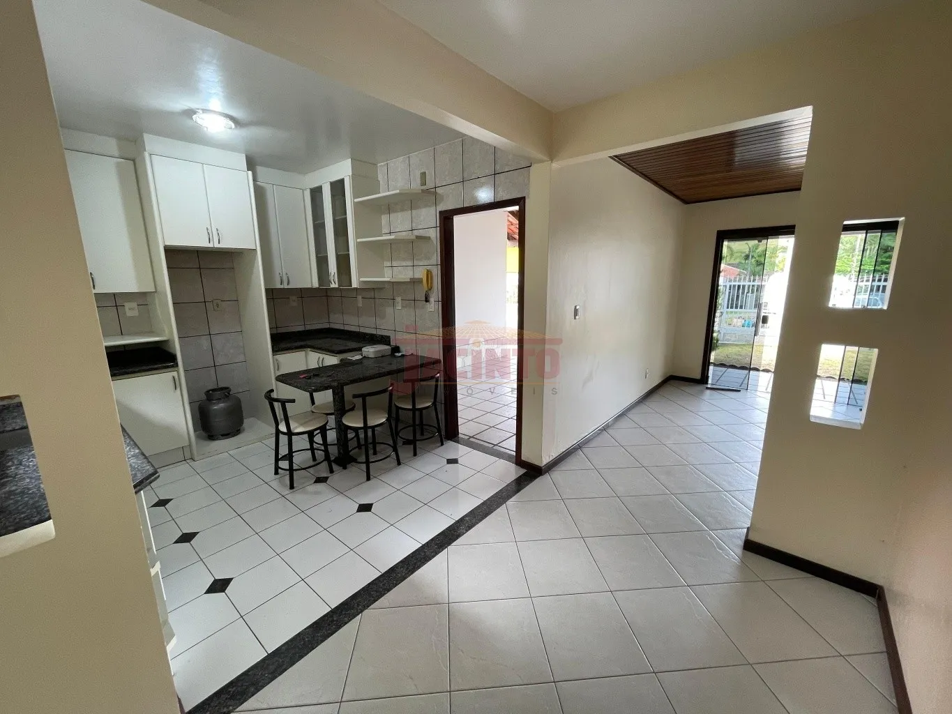 Casa com 3 dormitórios sendo 1 suíte no bairro Fortaleza. — foto 6