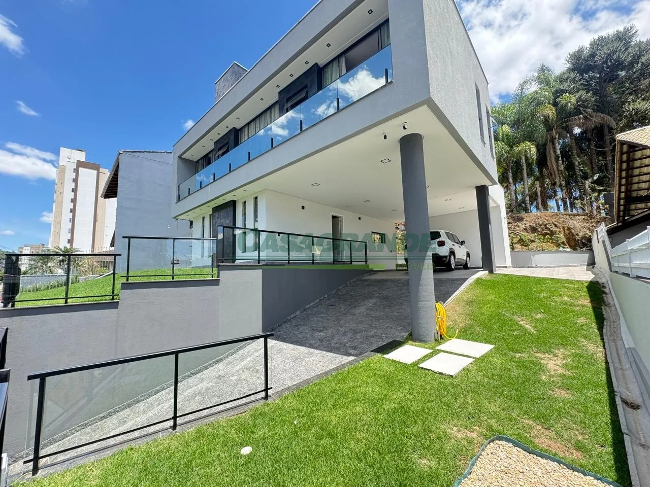 Esta bela residência combina conforto, modernidade e uma localização privilegiada. Situada em uma das regiões mais valorizadas do bairro Escola Agrícola, oferece fácil acesso a comércios, escolas e aos principais pontos da cidade. — foto 2