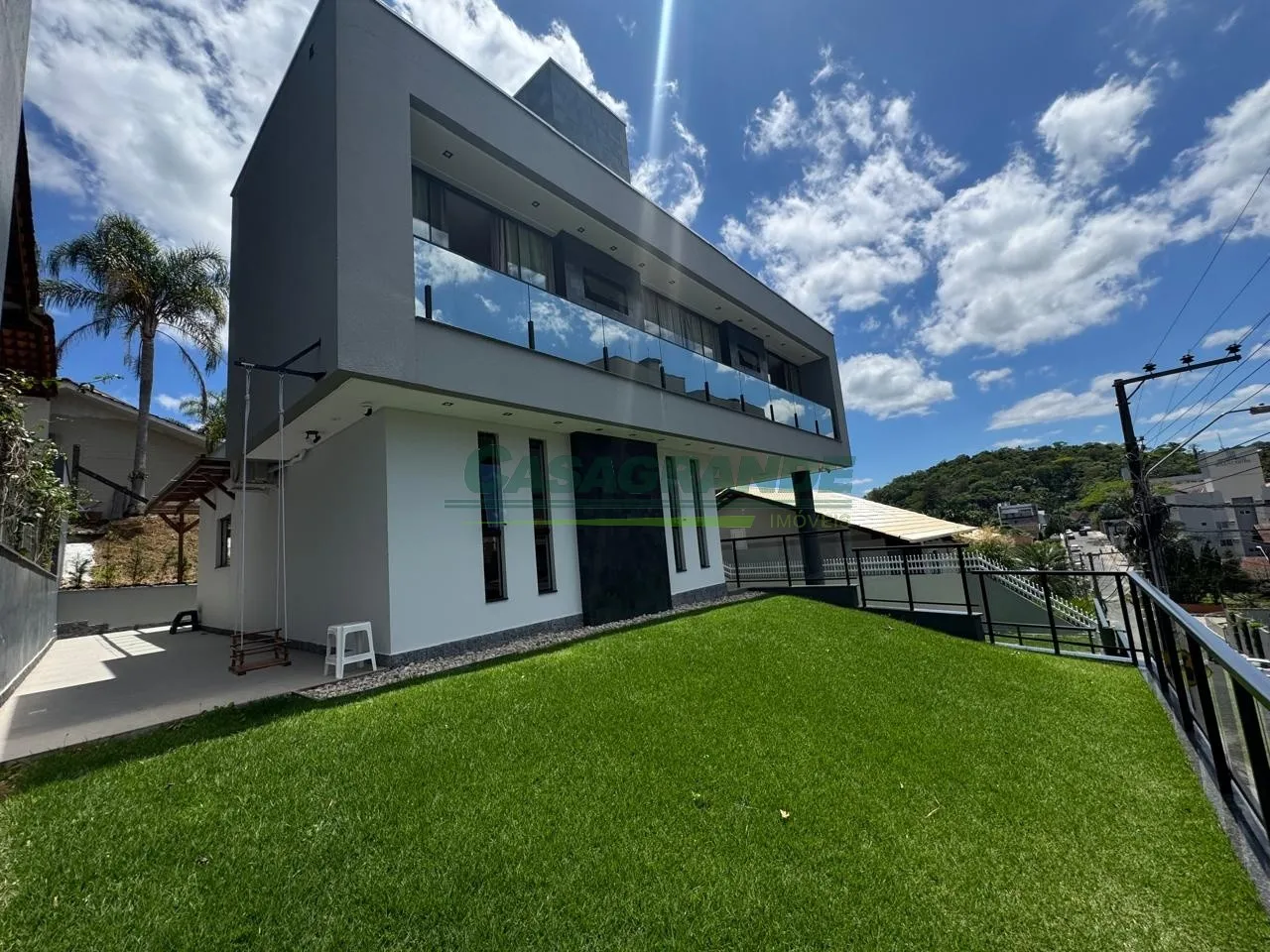 Esta bela residência combina conforto, modernidade e uma localização privilegiada. Situada em uma das regiões mais valorizadas do bairro Escola Agrícola, oferece fácil acesso a comércios, escolas e aos principais pontos da cidade. — foto 3