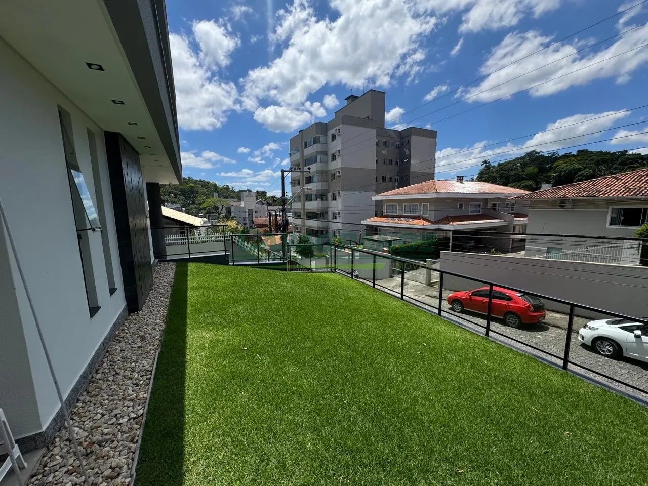 Esta bela residência combina conforto, modernidade e uma localização privilegiada. Situada em uma das regiões mais valorizadas do bairro Escola Agrícola, oferece fácil acesso a comércios, escolas e aos principais pontos da cidade. — foto 4