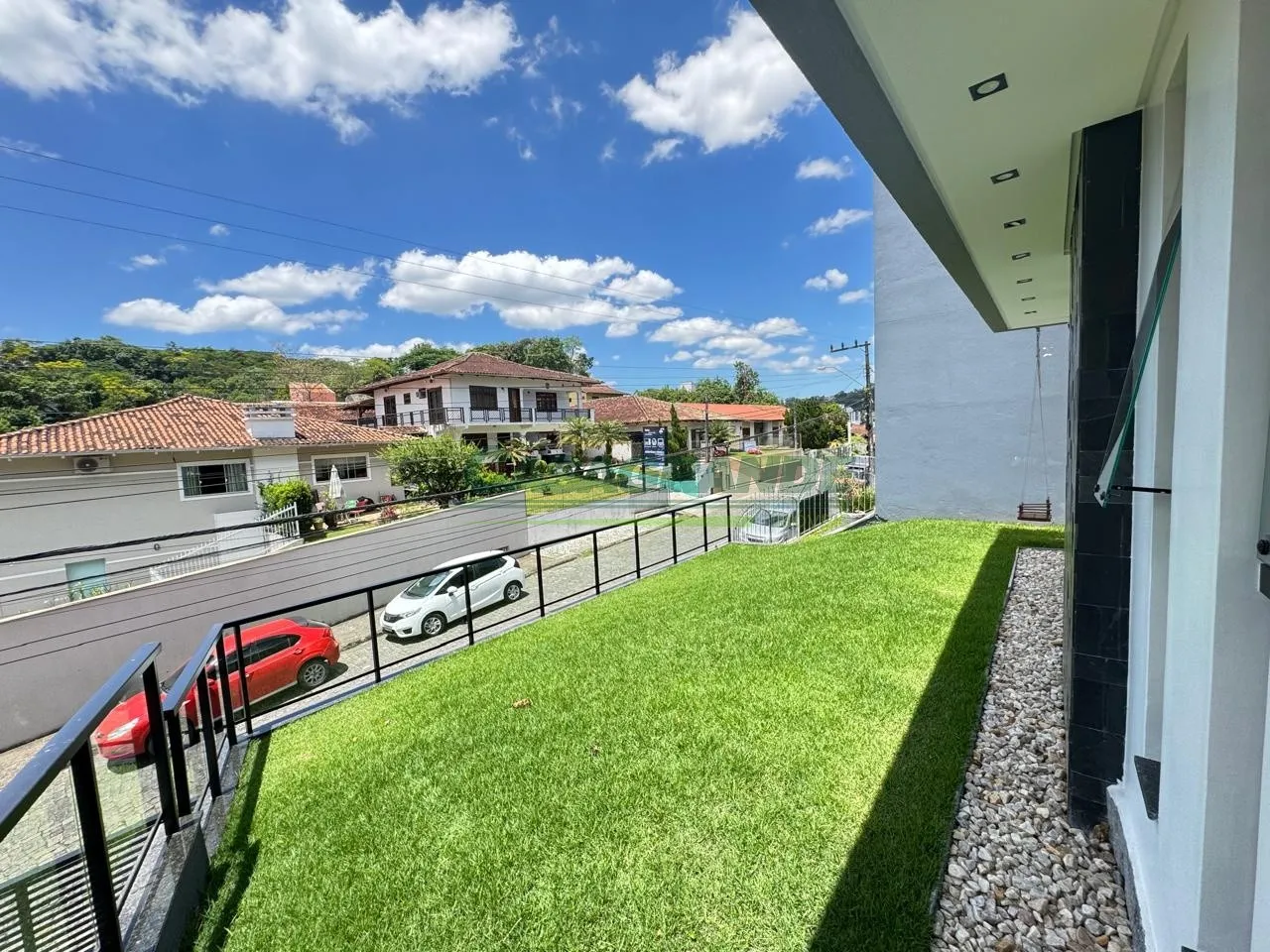 Esta bela residência combina conforto, modernidade e uma localização privilegiada. Situada em uma das regiões mais valorizadas do bairro Escola Agrícola, oferece fácil acesso a comércios, escolas e aos principais pontos da cidade. — foto 5