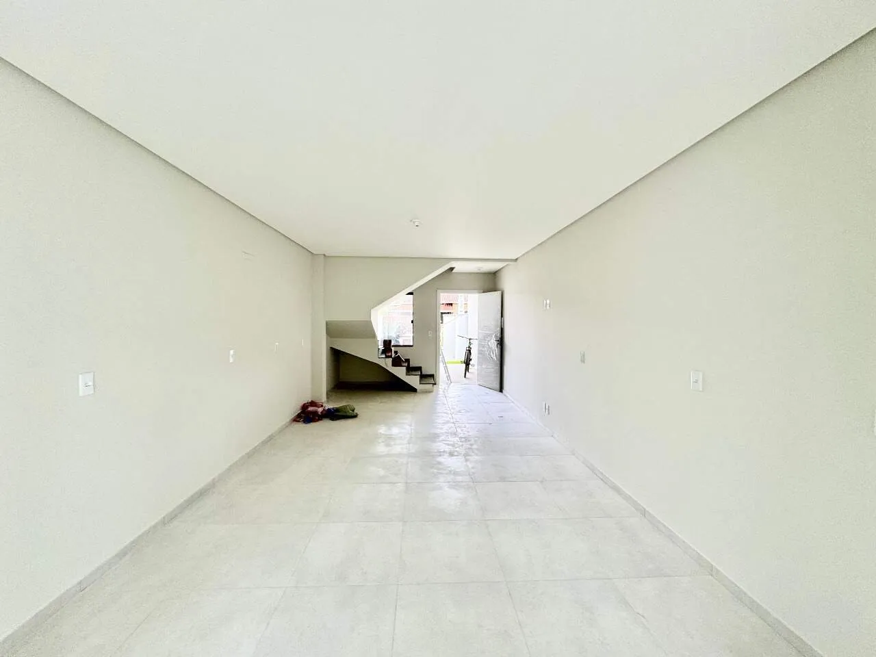 Sobrado com suíte e amplo terreno nos fundos, conforto e praticidade na Velha Central — foto 4