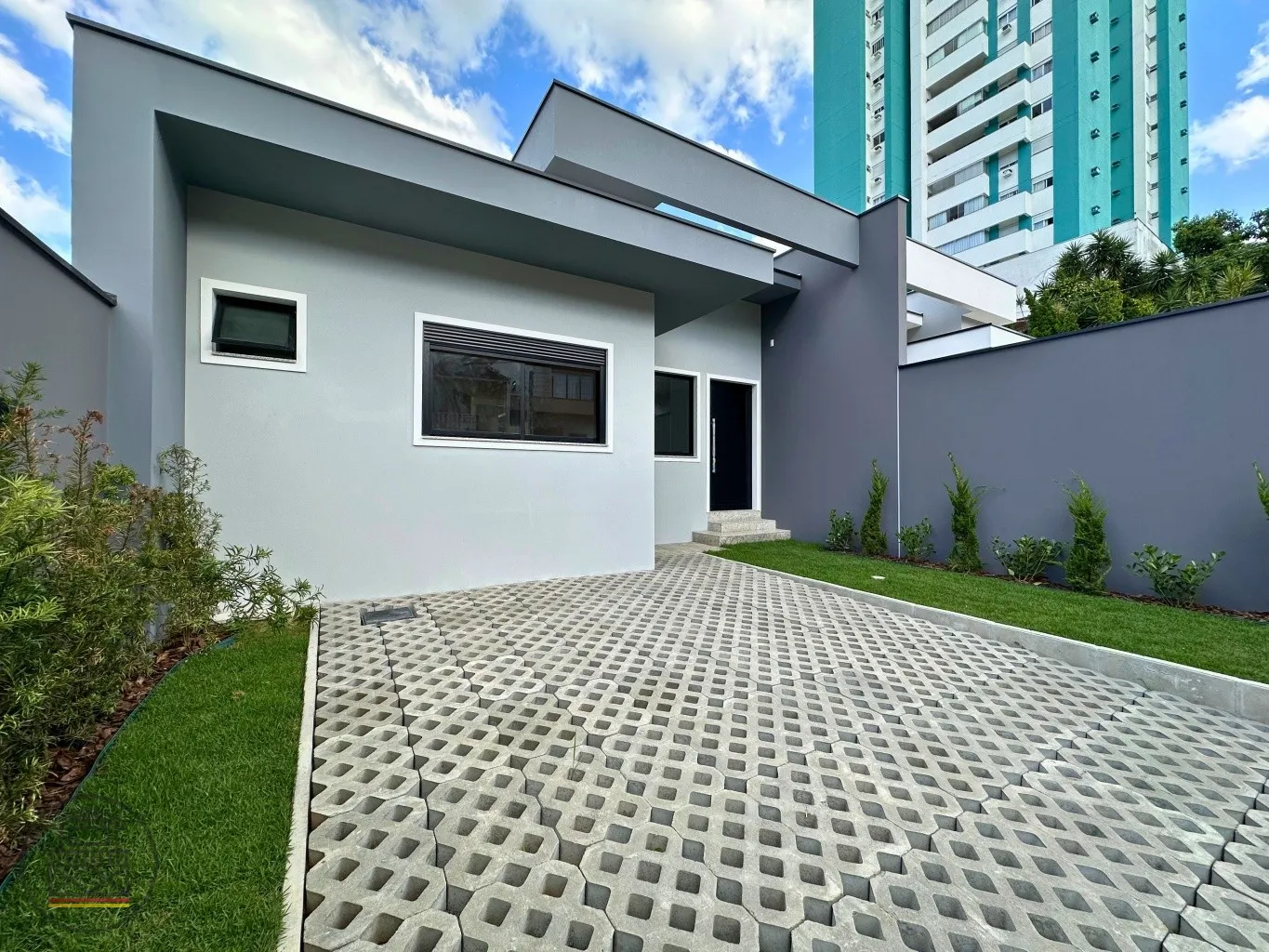 Casa de alto padrão com 3 suítes no bairro Escola Agricola. - foto 1