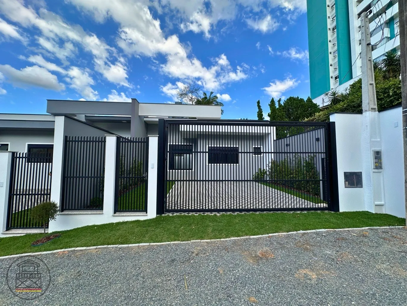 Casa de alto padrão com 3 suítes no bairro Escola Agricola. — foto 3
