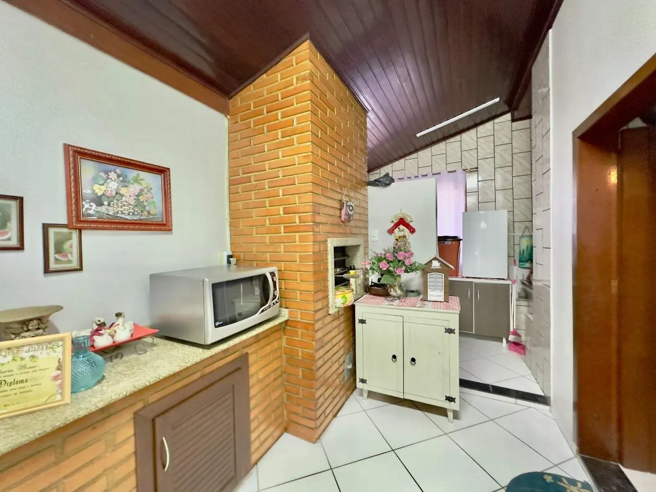 Casa Mista com Quatro Dormitórios, Suíte e Ampla Área de Lazer em Excelente Estado de Conservação - foto 1
