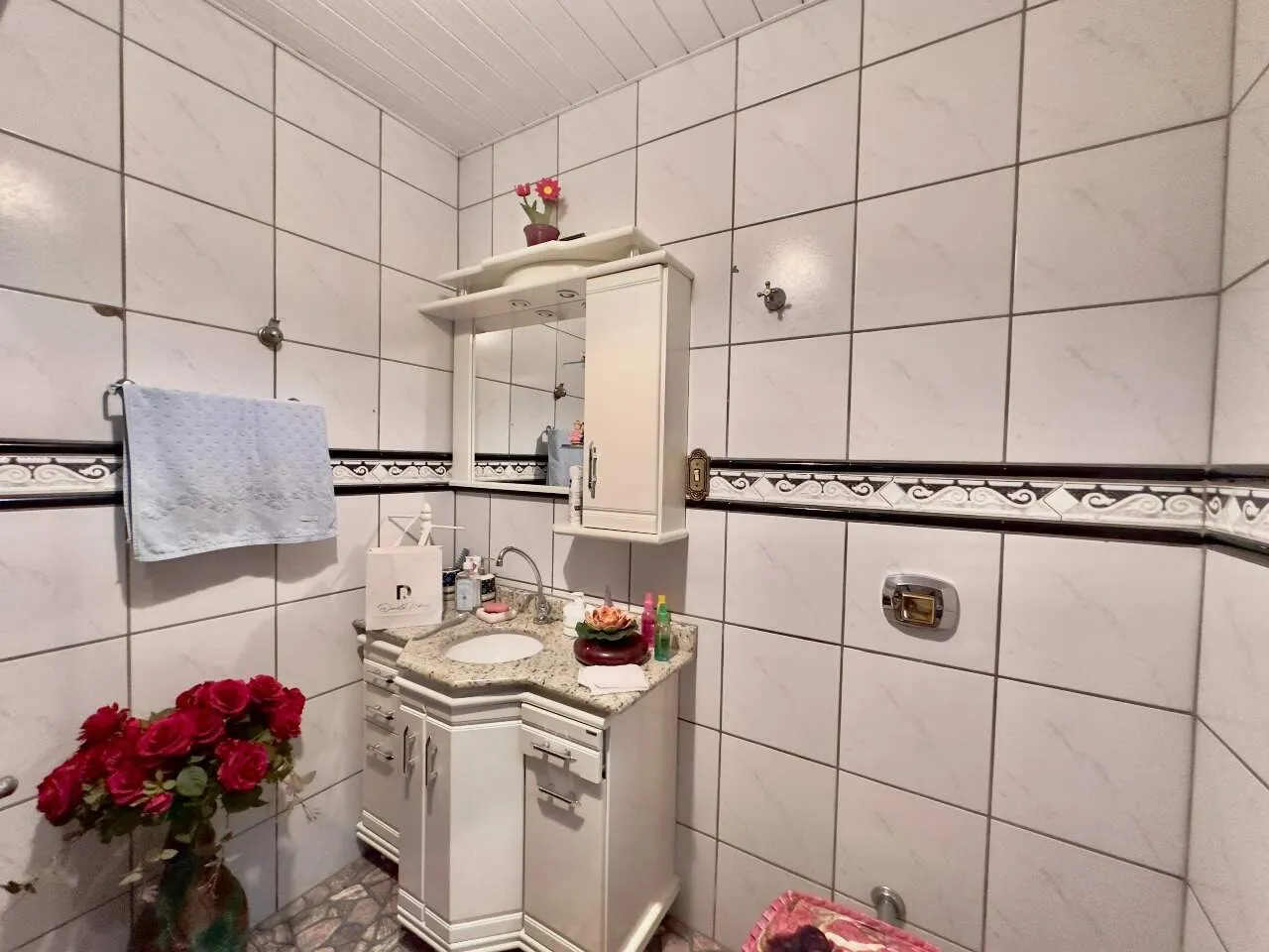 Casa Mista com Quatro Dormitórios, Suíte e Ampla Área de Lazer em Excelente Estado de Conservação — foto 6