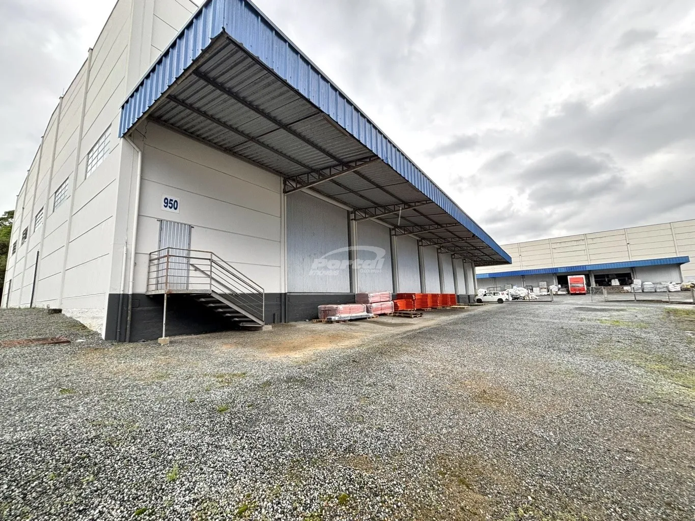 Amplo galpão com 2.145 m de área útil, contando com mezanino equipado com escritórios climatizados, banheiros, copa e toda a infraestrutura necessária. O imóvel dispõe ainda de grande área de pátio, ideal para manobra de caminhões e estacionamento. - foto 1