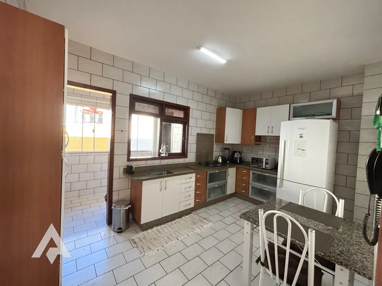 Apartamento de 3 dormitórios mobiliado á venda no bairro Água Verde! — foto 2
