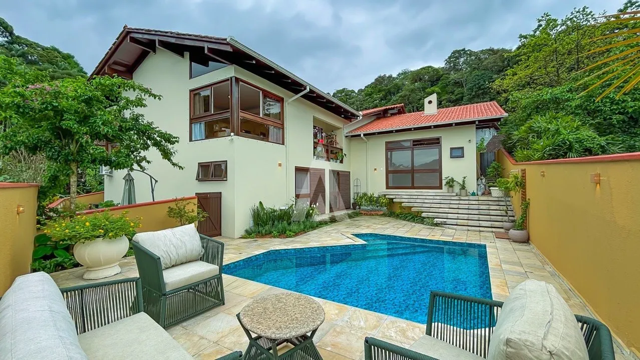 Casa com 3 suítes e 1 quarto à venda no bairro América em Joinville-SC por R$2.600.000,00. — foto 3