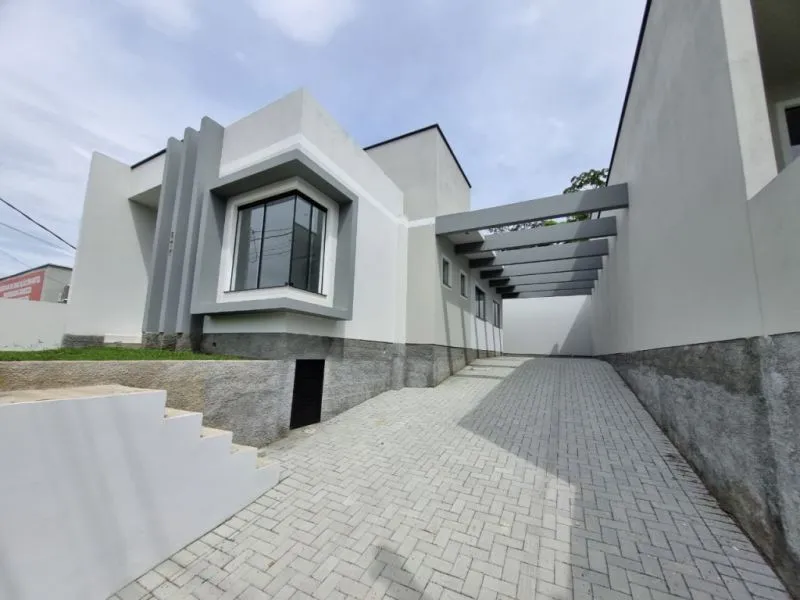 Linda casa pé direito alto 3 dormitórios, aberto a propostas. — foto 2