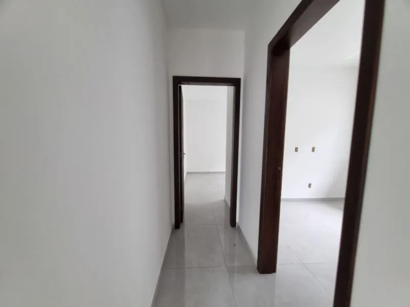 Linda casa pé direito alto 3 dormitórios, aberto a propostas. — foto 6