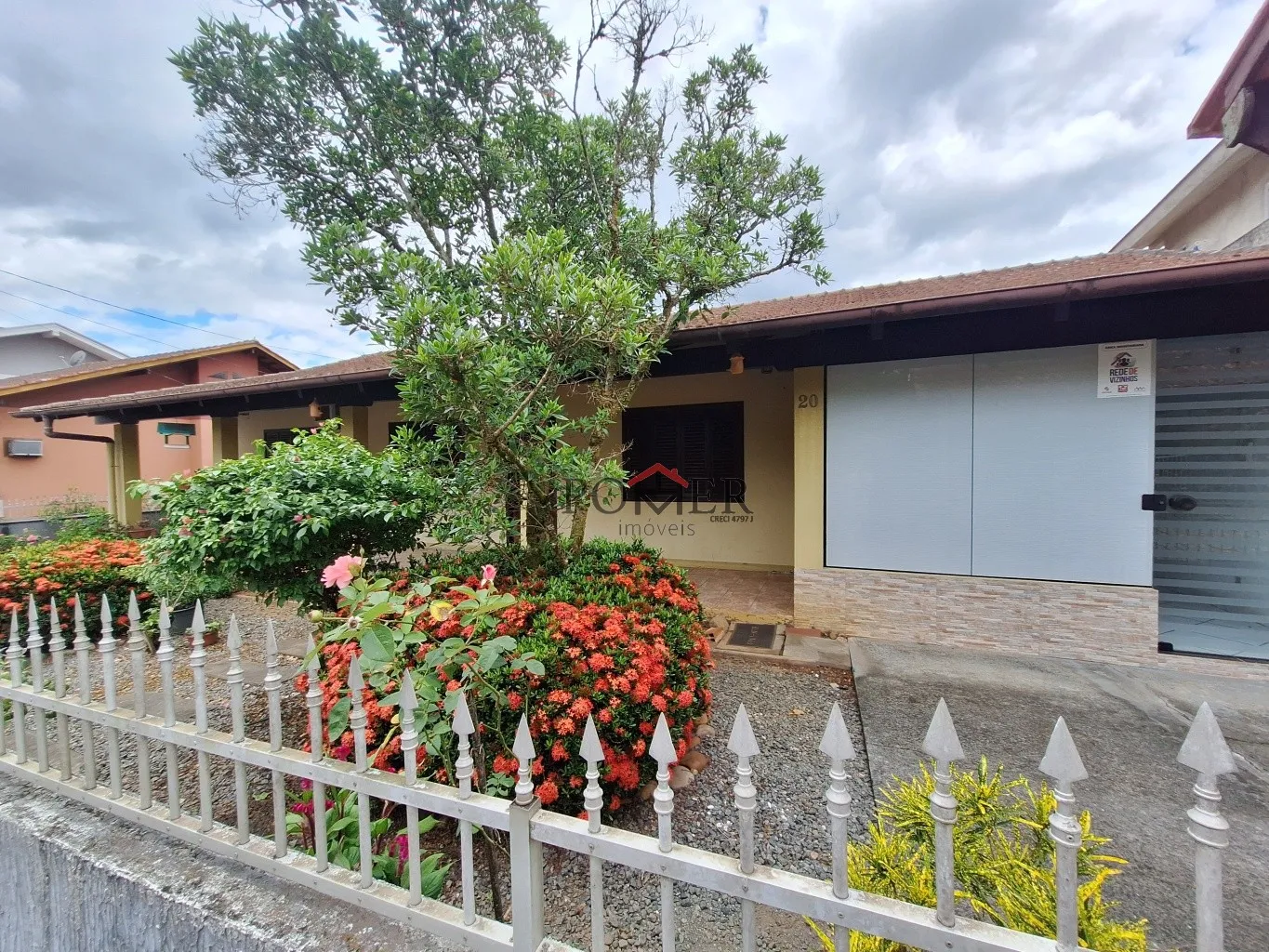 Casa ampla no Centro da cidade de Pomerode com 198,44m de construção e edificada num terreno com 438,52, sendo 19,00m de frente - foto 1