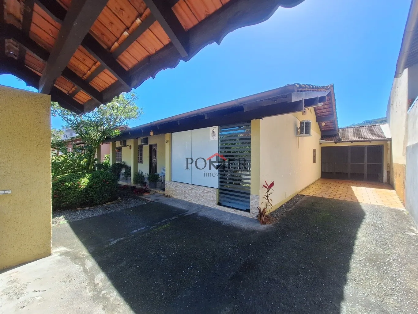 Casa ampla no Centro da cidade de Pomerode com 198,44m de construção e edificada num terreno com 438,52, sendo 19,00m de frente — foto 2