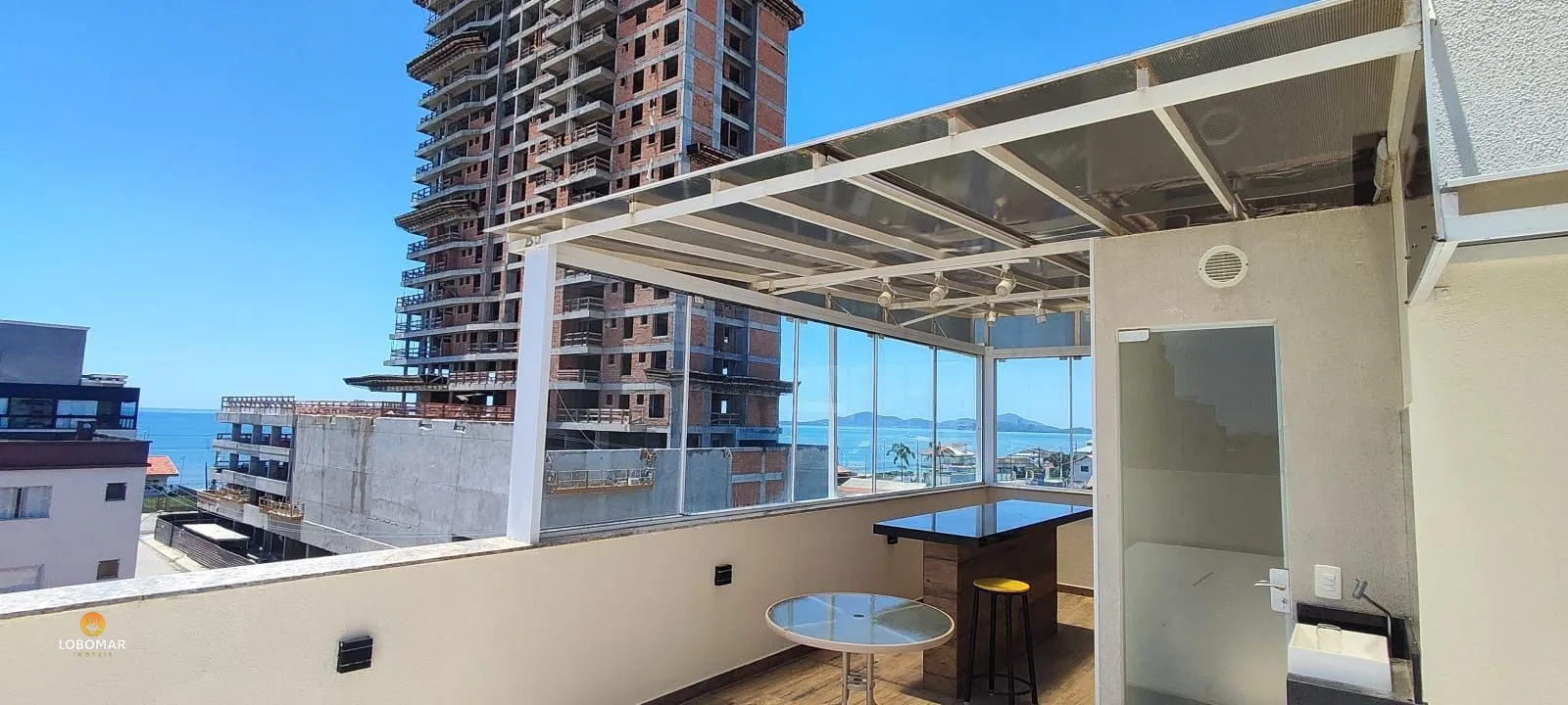 Apartamento Mobiliado com Terraço Privativo à apenas 150m do Mar, em Balneário P - foto 1