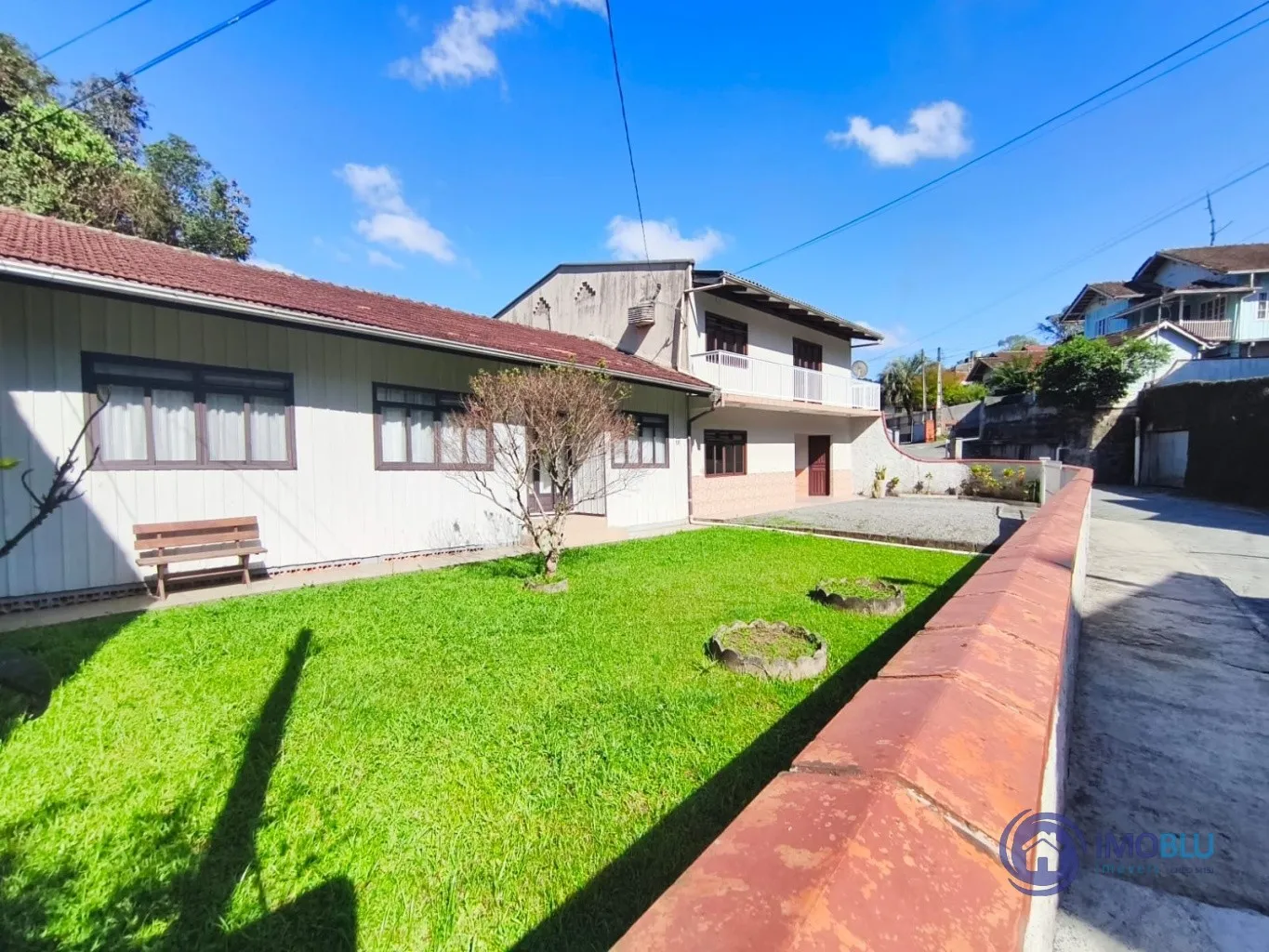 Casa com 2 pisos de alvenaria mais 1 casa de madeira no bairro Itoupava Norte — foto 2