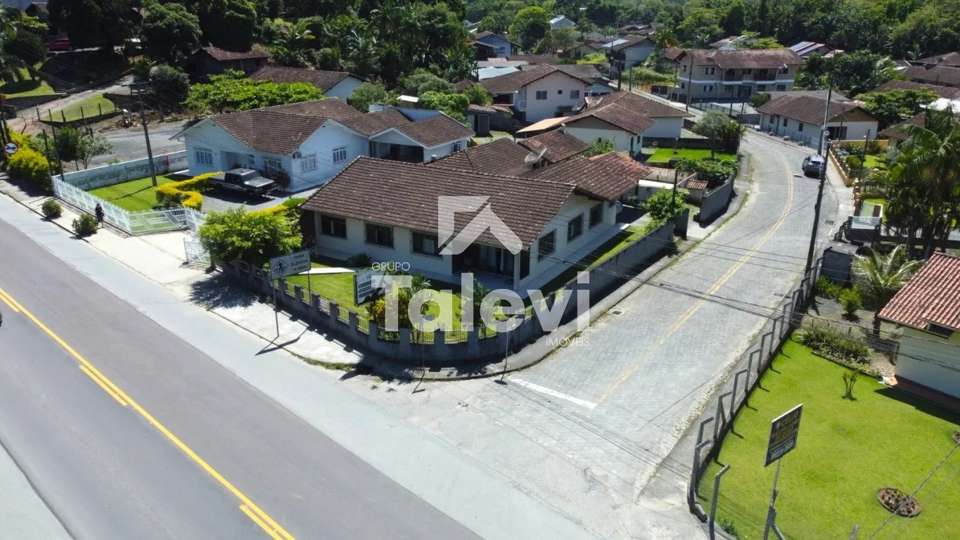 Oportunidade em Testo Central: Três Moradias em Um Terreno Amplo - foto 1