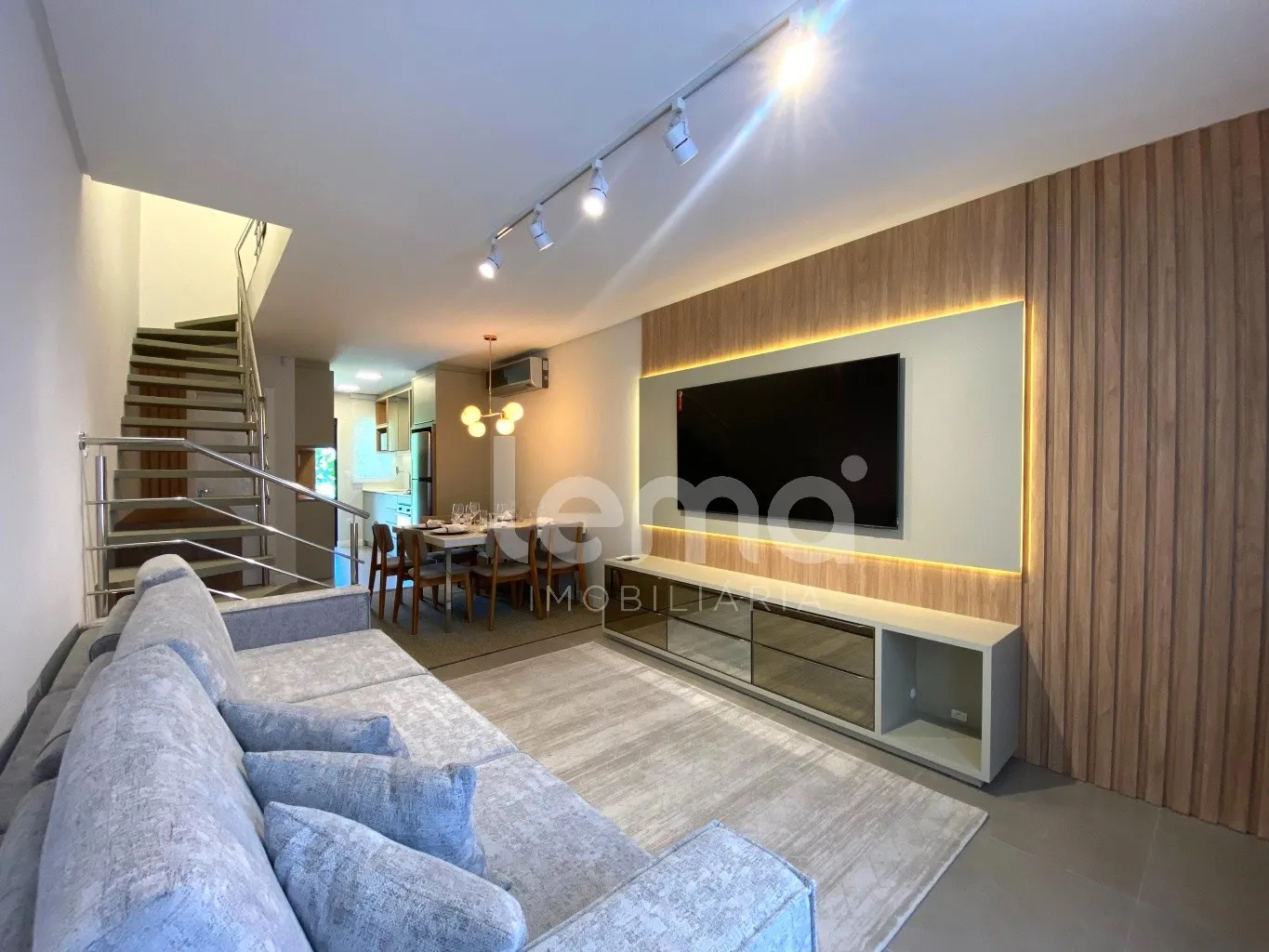 Sobrado mobiliado e equipado com 2 suítes, no bairro Água Verde, em Blumenau. - foto 1