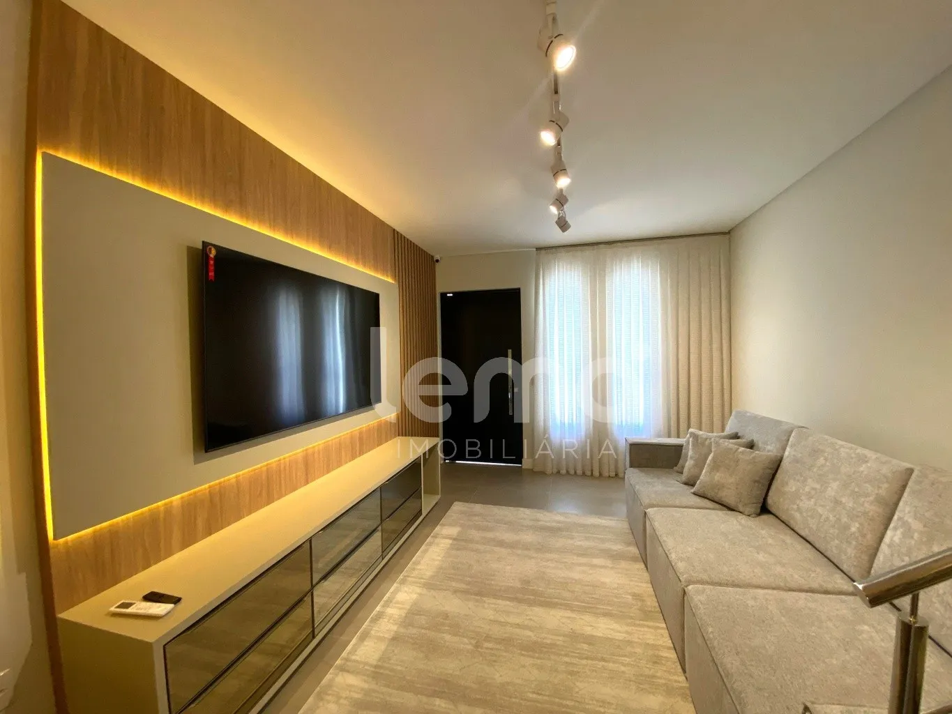 Sobrado mobiliado e equipado com 2 suítes, no bairro Água Verde, em Blumenau. — foto 2